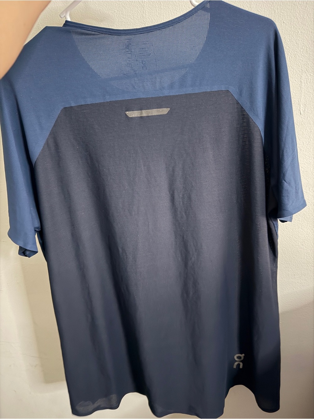 On Running Performance-T Men’s M Navy Blue Lightweight Running Shirt - Picture 2 of 3